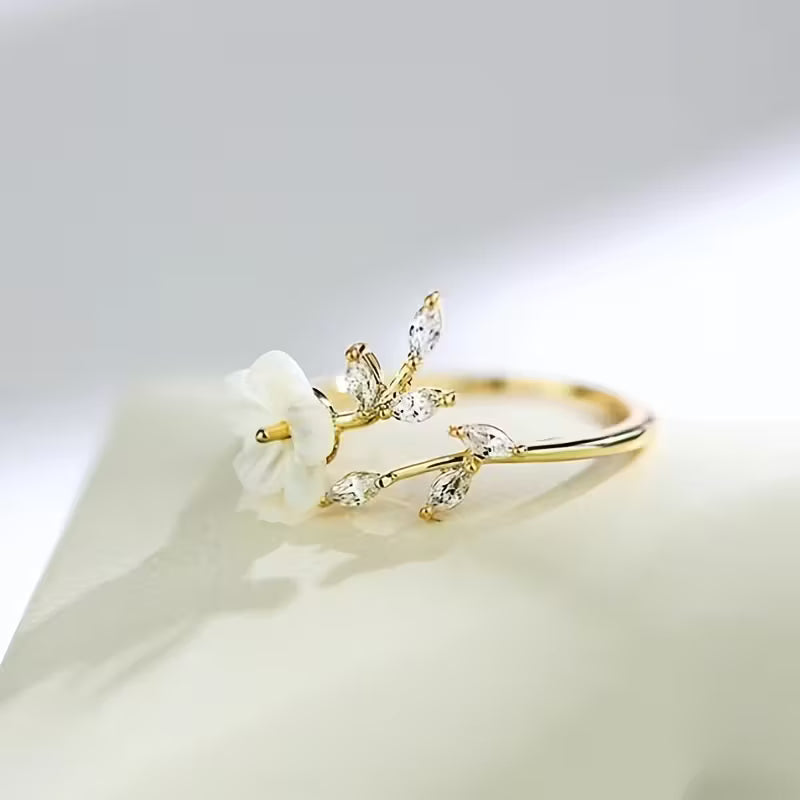 Anillo "Jardín Secreto" - Diseño Floral de Hojas y Cristales (Bañado en Oro)