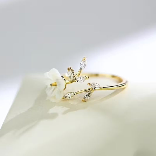 Anillo "Jardín Secreto" - Diseño Floral de Hojas y Cristales (Bañado en Oro)