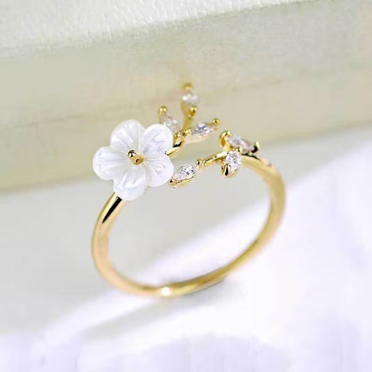 Anillo "Jardín Secreto" - Diseño Floral de Hojas y Cristales (Bañado en Oro)