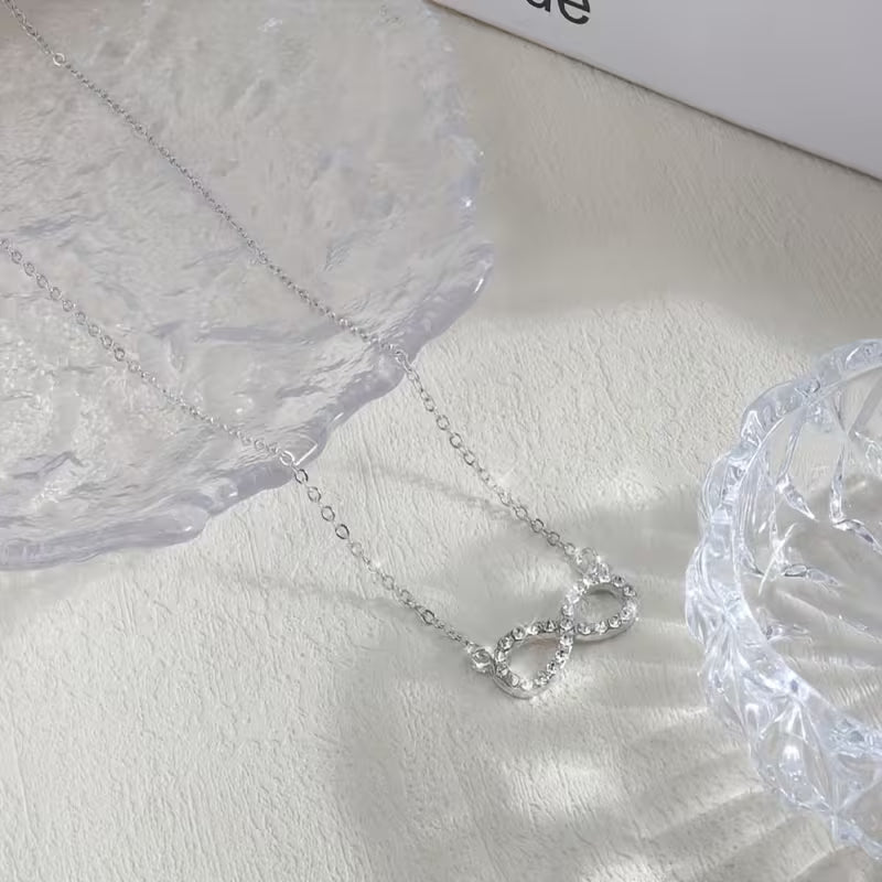 Collar "Vínculo Eterno" - Dos Anillos Entrelazados en Acero Quirúrgico