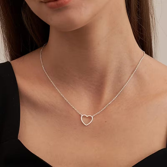 Gargantilla "Esencia de Amor" - Corazón Minimalista de Plata